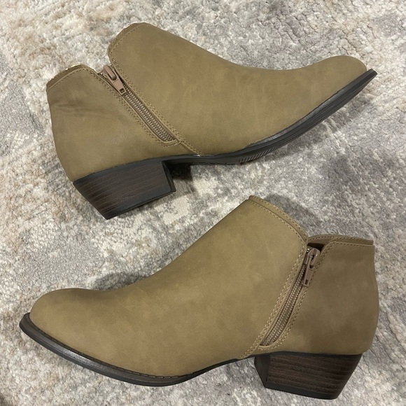 Jbu Women's Triumph Boots Taupe Color Side Zip- JB17TRI54 Size 8.5M - Picture 3 of 13